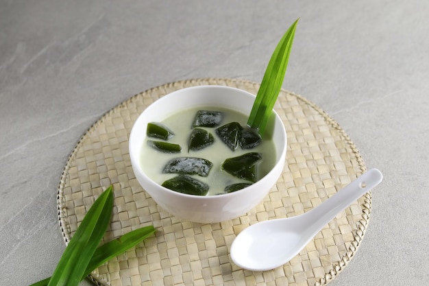 Es Cincau Hijau o Gelatina di Erba Verde Cincau Ijo Dessert indonesiano