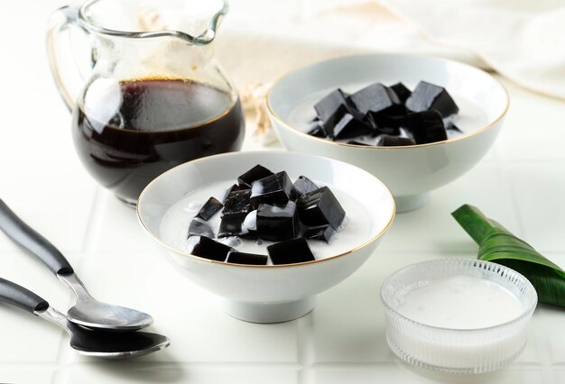 Es cincau hitam o gelatina di erba nera dessert indonesiano fatto con foglie di cincau