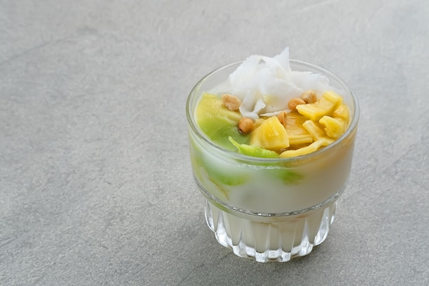 Es teler es teller è un cocktail di frutta dall'Indonesia composto da avocado giovane jackfruit di cocco