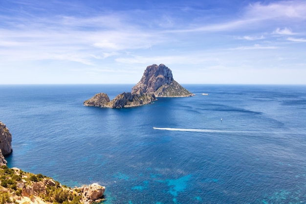 Es Vedra rock Isola di Ibiza Spagna viaggio Mar Mediterraneo vacanza in barca