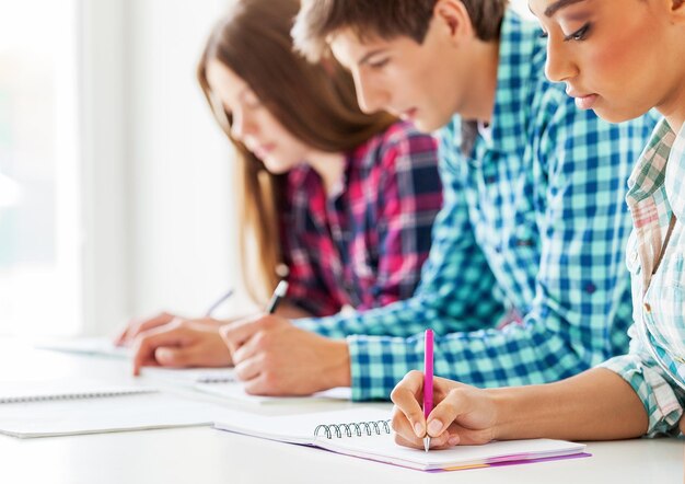 Esame di scrittura prova studente carta scuola mano