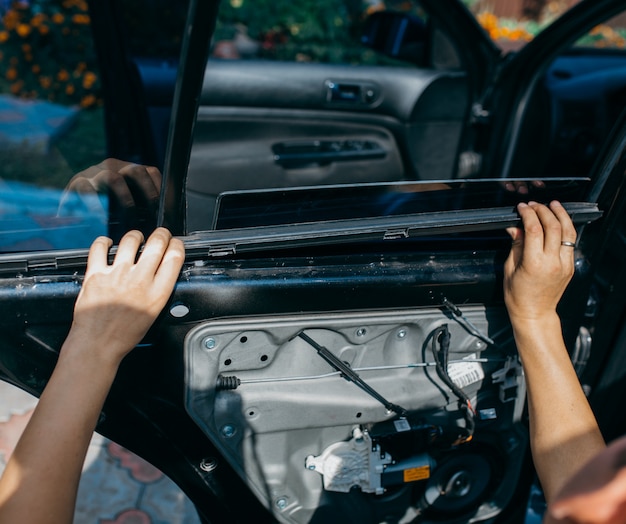 Esame e riparazione di un'auto all'aperto.