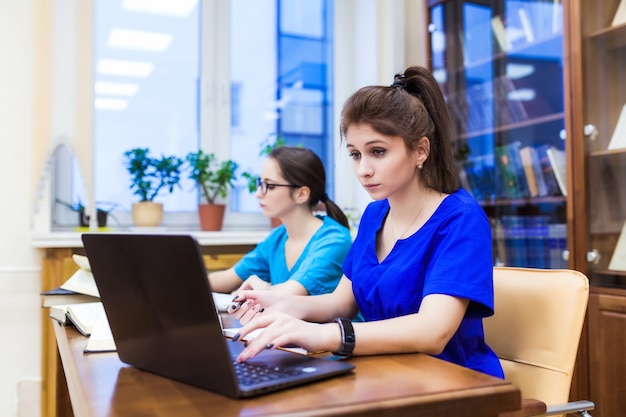 Esame medico. sfondo uno studente di medicina per i libri di testo nella scuola per infermieri.