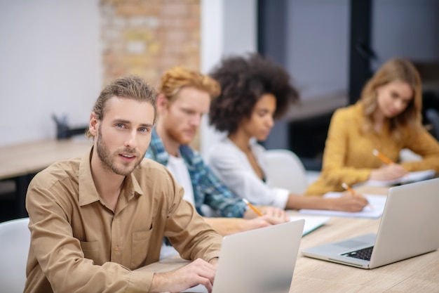 Esame superato. Gruppo di studenti seduti in classe e che sembrano felici