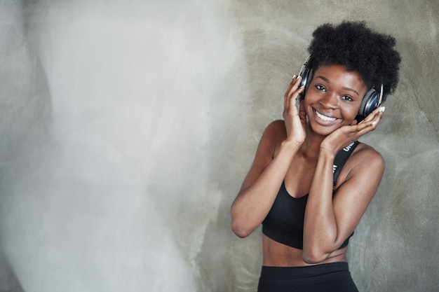 Esaminando la telecamera. Ritratto di ragazza afro-americana in abiti fitness avendo una pausa dopo l'allenamento