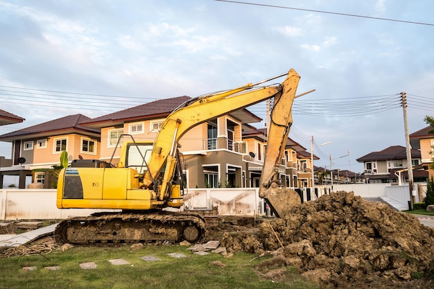 Escavatore a cucchiaia rovescia al cantiere della casa