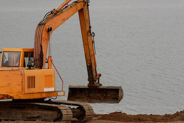 Escavatore che fa un lavoro di sterro su una riva