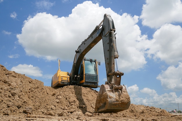 escavatore cielo blu macchina pesante cantiere sito terreno di scavo per fondazione