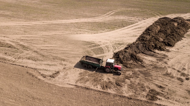 Escavatore di fertilizzanti di carico. Fertilizzante sul campo.