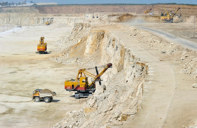 Escavatore e camion dumper sul sito minerario