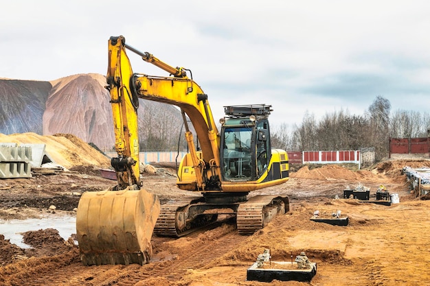 Escavatore su lavori di sterro in cantiere Retroescavatore su lavori di fondazione e costruzione di strade Macchinari pesanti e attrezzature per l'edilizia