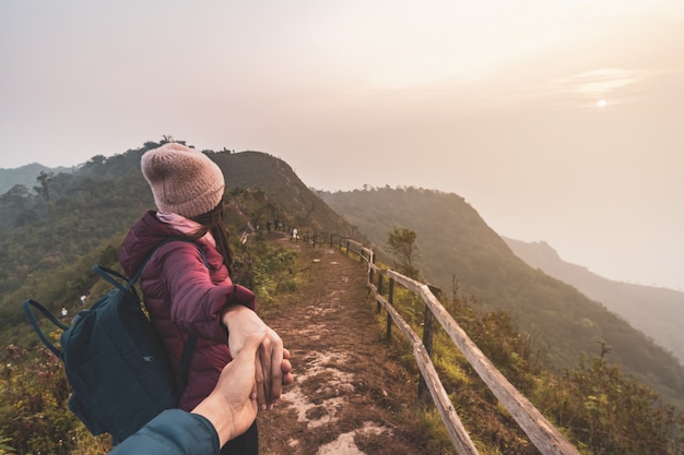 Escursionando il giovane viaggiatore delle coppie che sembra bello paesaggio, concetto di stile di vita di viaggio