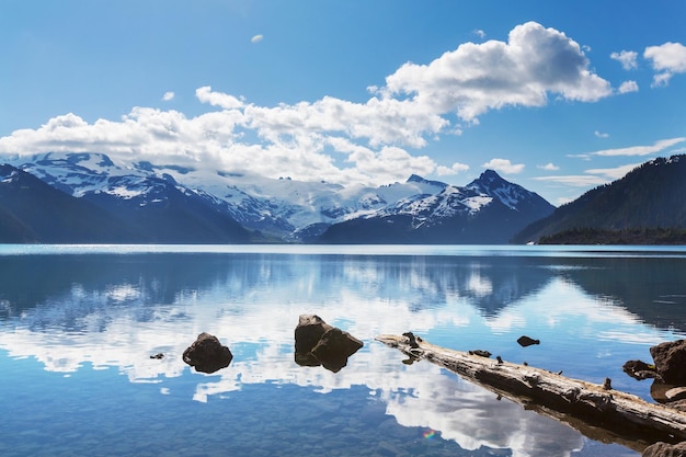 Escursione al turchese Lago Garibaldi vicino a Whistler, BC, Canada.