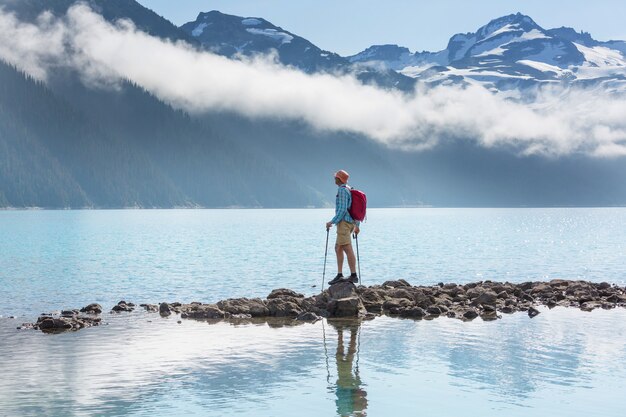 Escursione alle acque turchesi del pittoresco lago Garibaldi vicino a Whistler, BC, Canada. Destinazione escursionistica molto popolare nella Columbia Britannica.