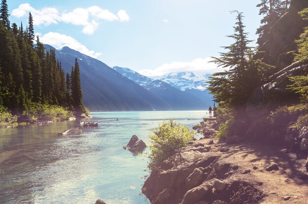 Escursione alle acque turchesi del pittoresco lago Garibaldi vicino a Whistler, BC, Canada. Destinazione escursionistica molto popolare nella Columbia Britannica.