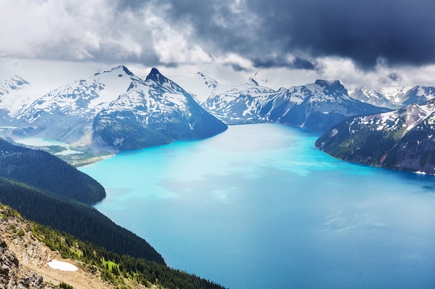 Escursione alle acque turchesi del pittoresco lago Garibaldi vicino a Whistler, BC, Canada. Destinazione escursionistica molto popolare nella Columbia Britannica.