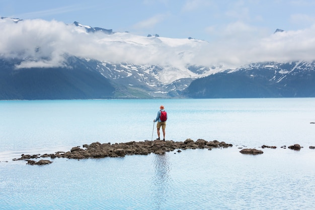 Escursione alle acque turchesi del pittoresco Lago Garibaldi vicino a Whistler, BC, Canada.