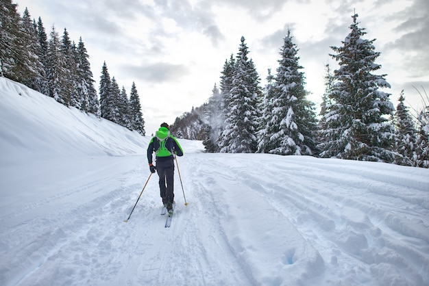 Escursione con gli sci da alpinismo