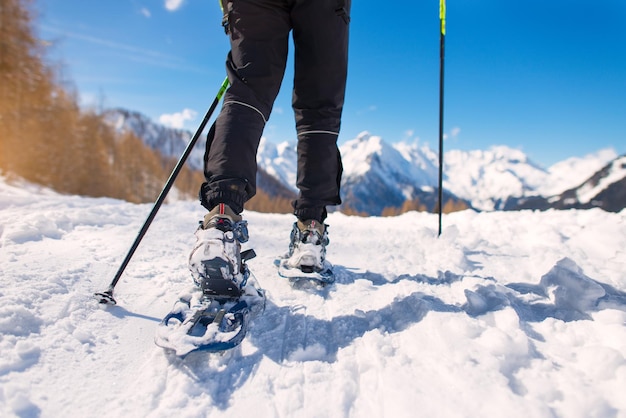 Escursione in montagna con le ciaspole durante le vacanze invernali