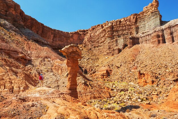 Escursione nelle montagne dello Utah. Escursioni in paesaggi naturali insoliti. Fantastiche formazioni di arenaria.