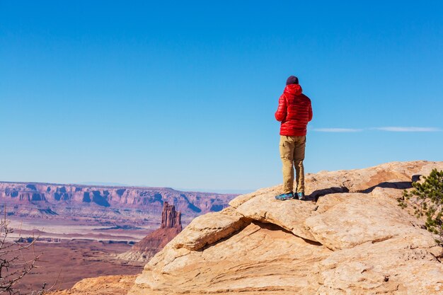 Escursione nelle montagne dello Utah. Escursioni in paesaggi naturali insoliti. Fantastiche formazioni di arenaria.