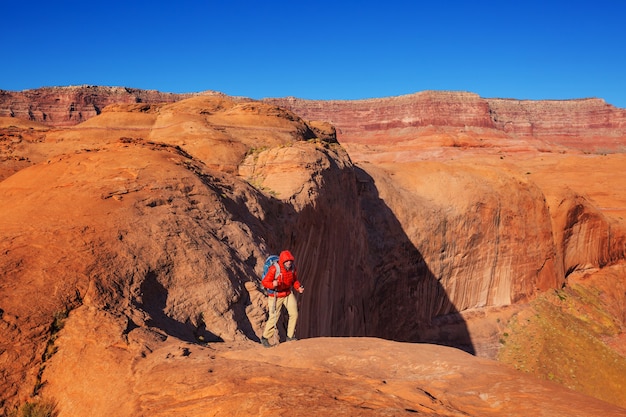 Escursione nelle montagne dello Utah. Escursioni in paesaggi naturali insoliti. Formazioni fantastiche formazioni di arenaria.