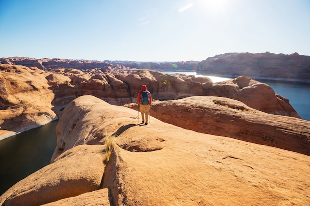 Escursione nelle montagne dello Utah. Escursioni in paesaggi naturali insoliti. Formazioni fantastiche formazioni di arenaria.