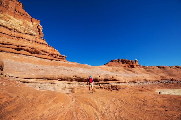 Escursione nelle montagne dello Utah. Escursioni in paesaggi naturali insoliti. Formazioni fantastiche formazioni di arenaria.