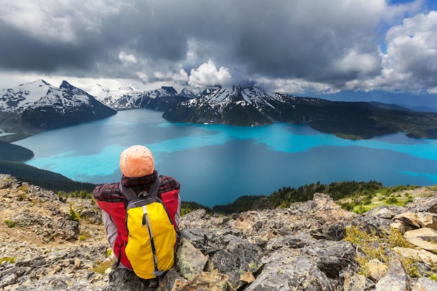 Escursione sul lago Garibaldi vicino a Whistler, BC, Canada.