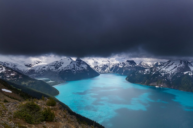 Escursione sul lago Garibaldi vicino a Whistler, BC, Canada.