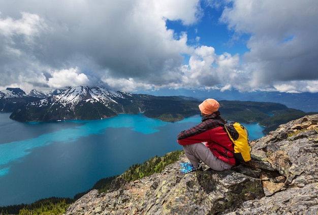 Escursione sul lago Garibaldi vicino a Whistler, BC, Canada.