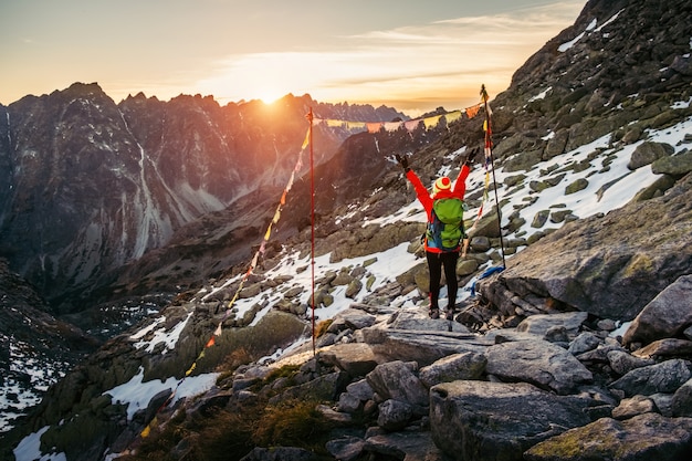 Escursione turistica femminile ad Alti Tatra al tramonto dell'oro, Slovacchia