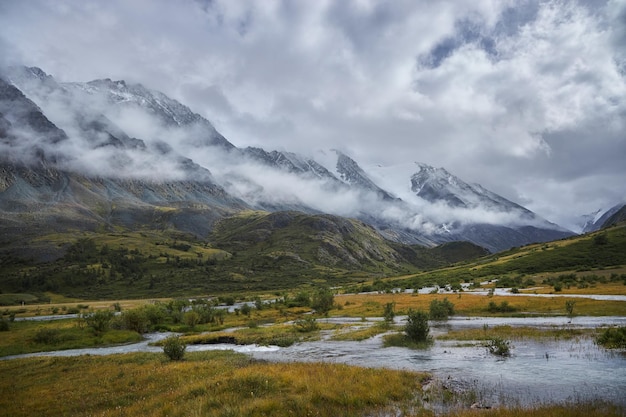 Escursioni in montagna Fiumi e laghi di montagna paesaggio estivo di creste e vette Un viaggio straordinario