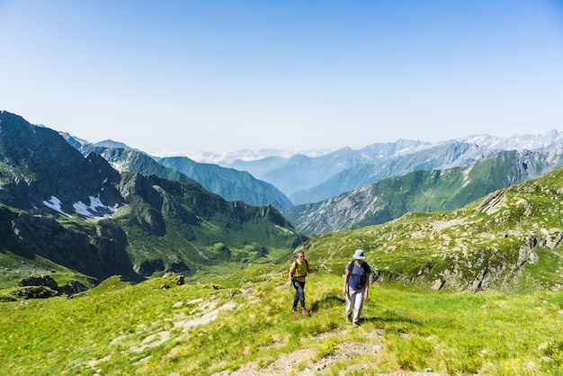 Escursioni nelle Alpi su sentiero panoramico