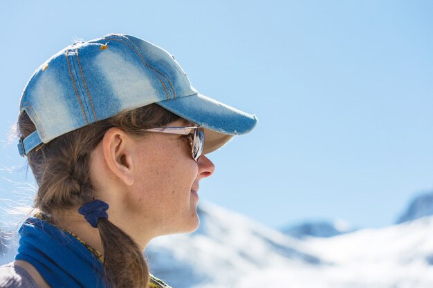 Escursionismo giovane donna con montagne d'inverno