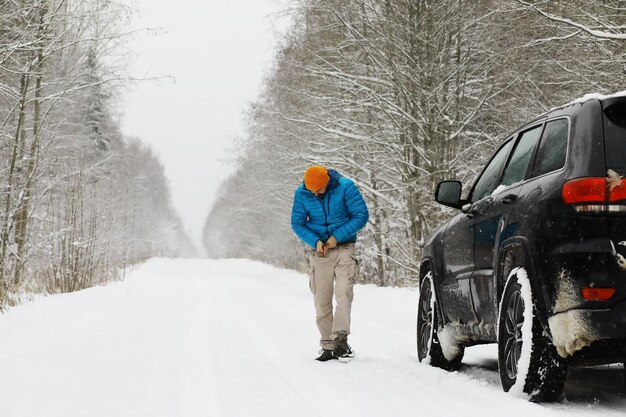 Escursionismo paesaggio invernale Un uomo con uno zaino viaggia in inverno Un uomo in un campo innevato