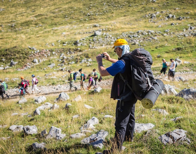 Escursionismo trekking in montagna gruppo leader