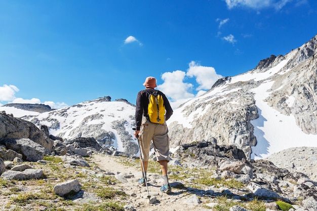 Escursionismo uomo in montagna