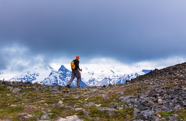 Escursionismo uomo in montagna