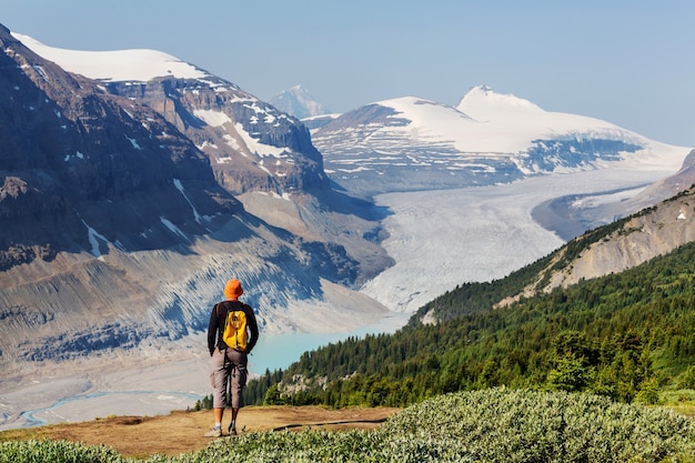 Escursionismo uomo in montagne canadesi. L'escursione è l'attività ricreativa popolare in Nord America. Ci sono molti sentieri pittoreschi.