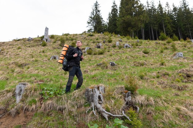 Escursionista con attrezzatura passa il tempo a fare escursioni in montagna