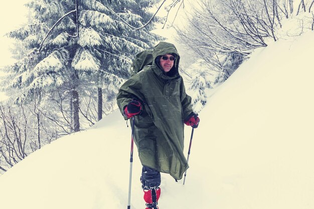 Escursionista con le ciaspole in inverno