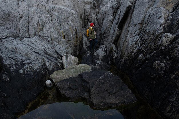 Escursionista con zaino godendo del paesaggio al tramonto nelle Lofoten in Norvegia