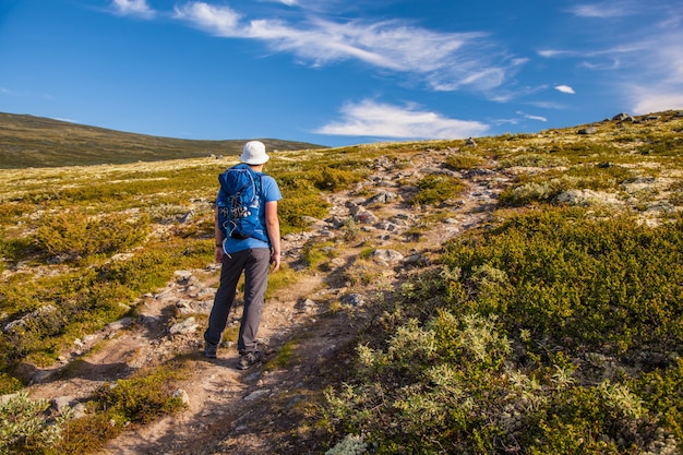 Escursionista con zaino in viaggio in Norvegia montagne Dovre