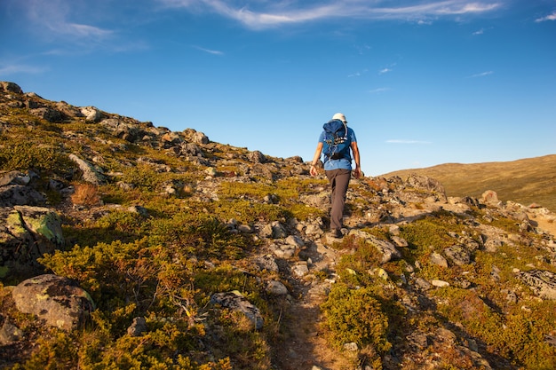 Escursionista con zaino in viaggio in Norvegia montagne Dovre