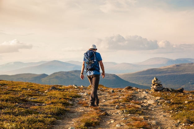 Escursionista con zaino in viaggio in Norvegia montagne Dovre