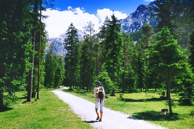 Escursionista donna che si rilassa all'aperto sulla natura Viaggio nelle Dolomiti Italia Europa Vacanze estive