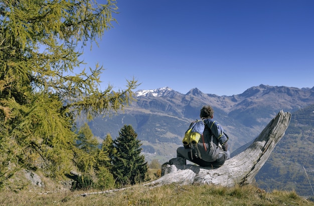 Escursionista in cerca di montagna