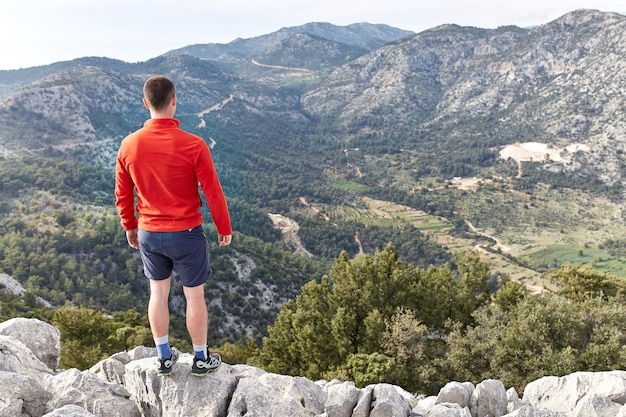 Escursionista in cima alla montagna