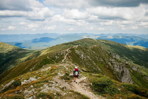 Escursionista in cima alle montagne dei Carpazi viaggi sport lifestyle concept